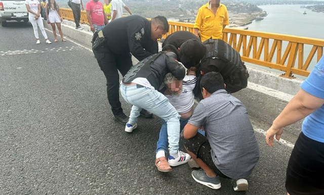Personal de la Guardia Estatal evita suicidio en el Puente Tampico