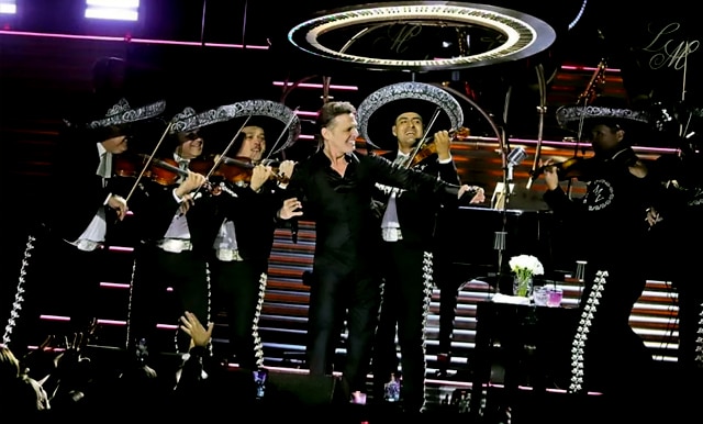 Festeja Luis Miguel su cumpleaños en show de Las Vegas