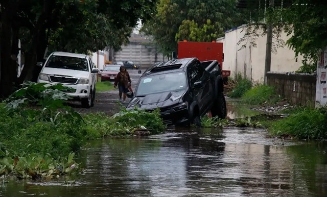 Fuertes inundaciones afectan a varias colonias en Veracruz