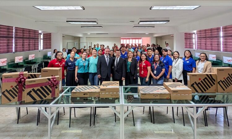 Equipa rector de la UAT centros de cómputo en Reynosa y Valle Hermoso