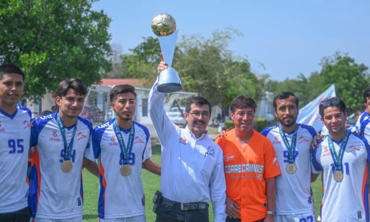 Recibe rector a los Correcaminos campeones de la Liga Premier