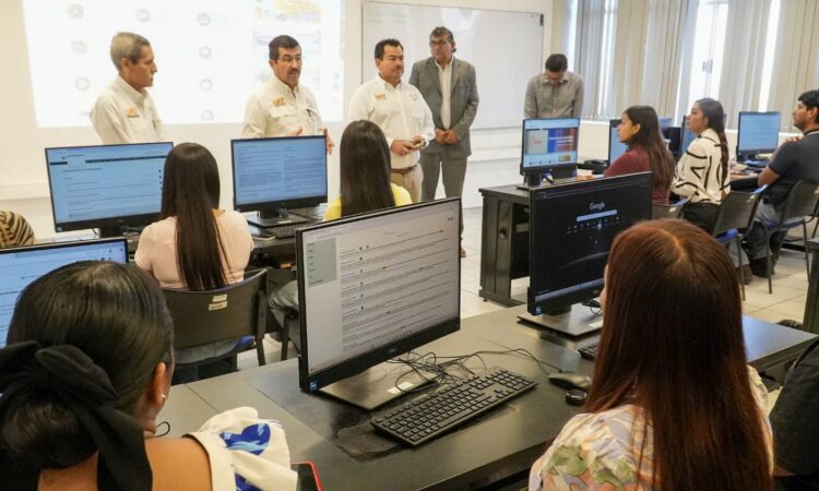 Comparte el rector logros y proyectos con estudiantes de la Facultad de Derecho Victoria