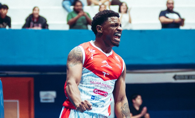 CorreBasket le pega al líder