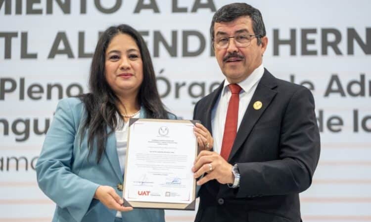 Reconoce UAT trayectoria judicial de su distinguida egresada Xóchitl Almendra Hernández Torres